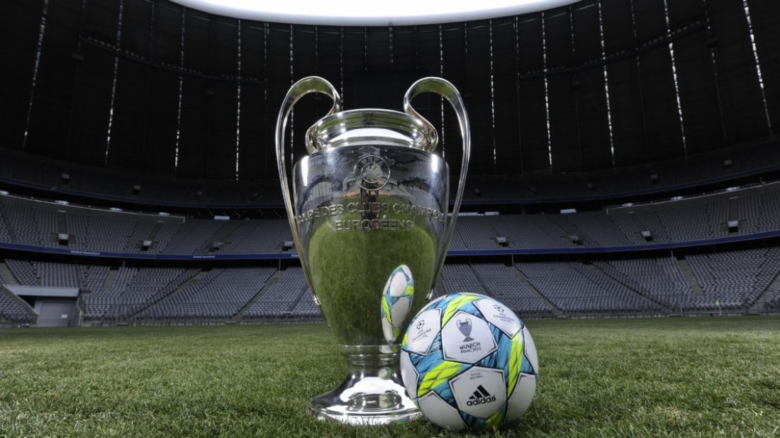 9301_champions-league-cup-on-the-pitch